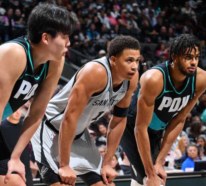 封盖榜眼哈珀！杨瀚森11分钟2分2板2帽：现场主动搂着两队友交流