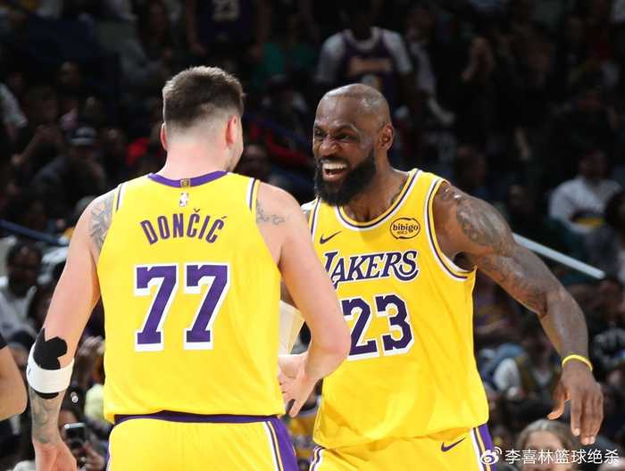 空接暴扣+大风车劈扣！41岁詹皇轰30+8+8再破纪录：湖人双核逞威