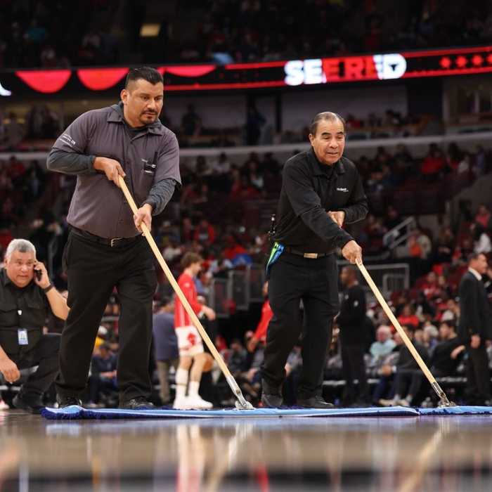 苦等2小时，官方：公牛主场对热火一战因球场出现水渍而延期