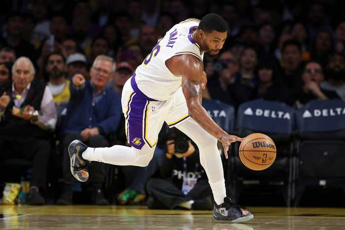 “钢铁侠”又来！斯玛特半场4中0&三分2中0一分未得 正负值-15