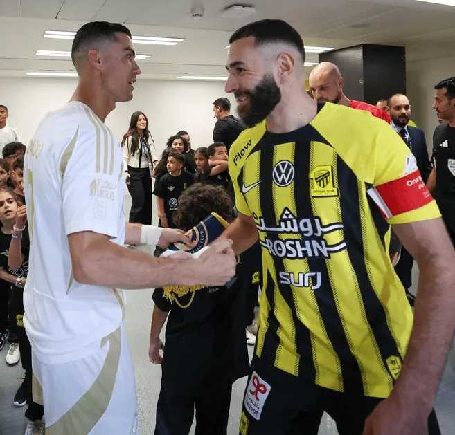 C罗罢赛原因揭晓！不让本泽马加盟新月，避免对手太强，球王委屈