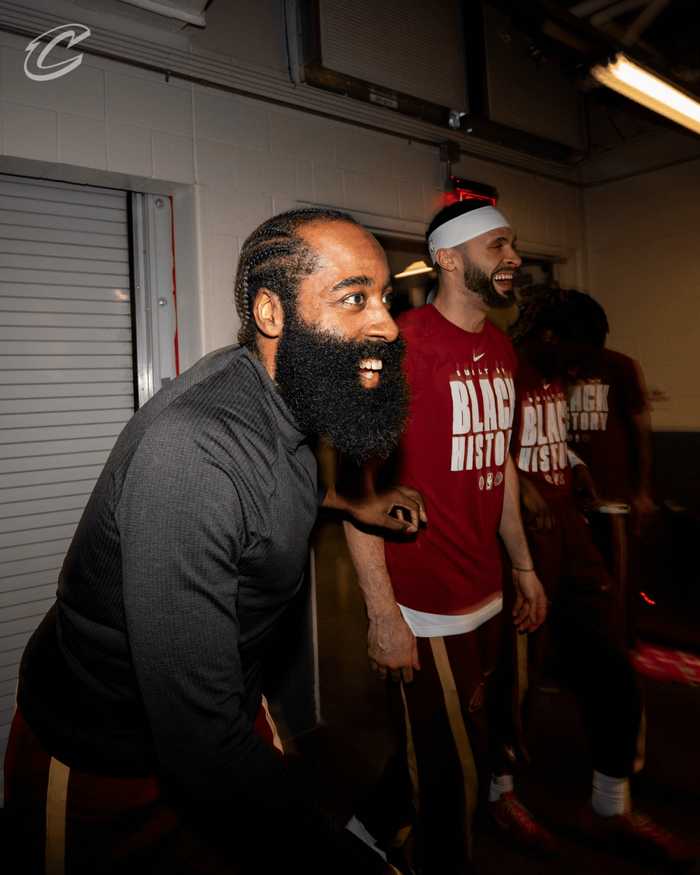 首秀来了！骑士官方晒哈登更衣室照片：球迷们准备好了吗？