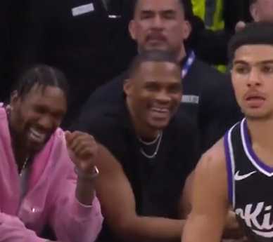 美媒晒鲍尔今日三分投进后看向替补席的威少，后者开怀大笑