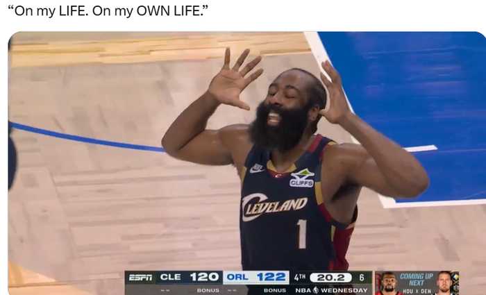 裁判将球权给魔术后哈登大喊：我拿命担保，对面碰出界的