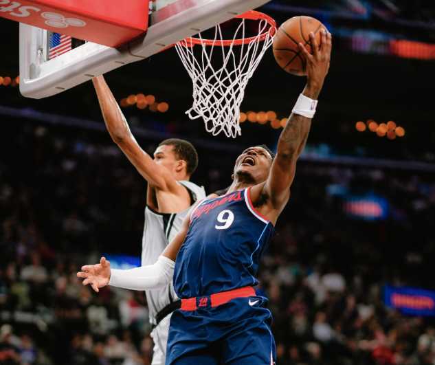 大崩盘！快船单节狂输22分：全场鸦雀无声，加兰12分6失误